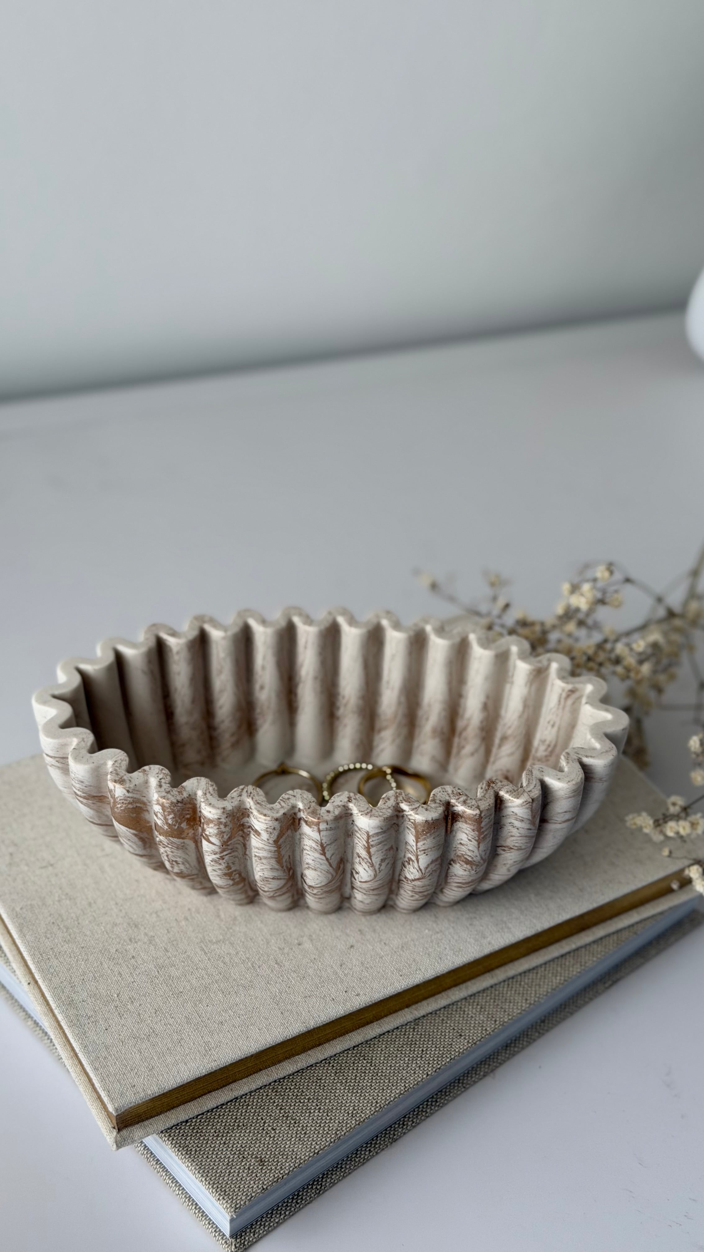 The Riva ruffled oval bowl
